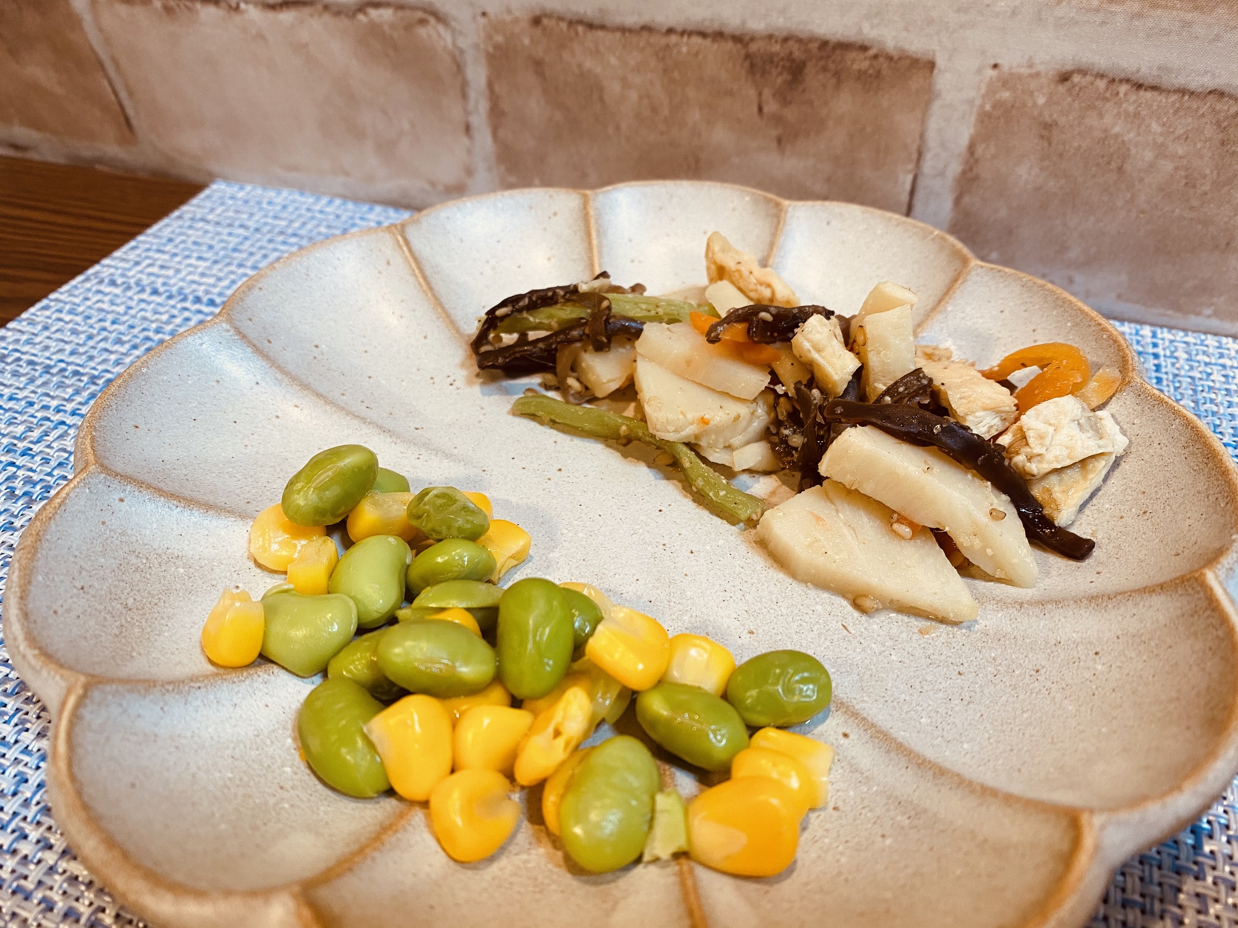 (メニューの一例)蕗とタケノコの和え物、枝豆とコーンの煮物