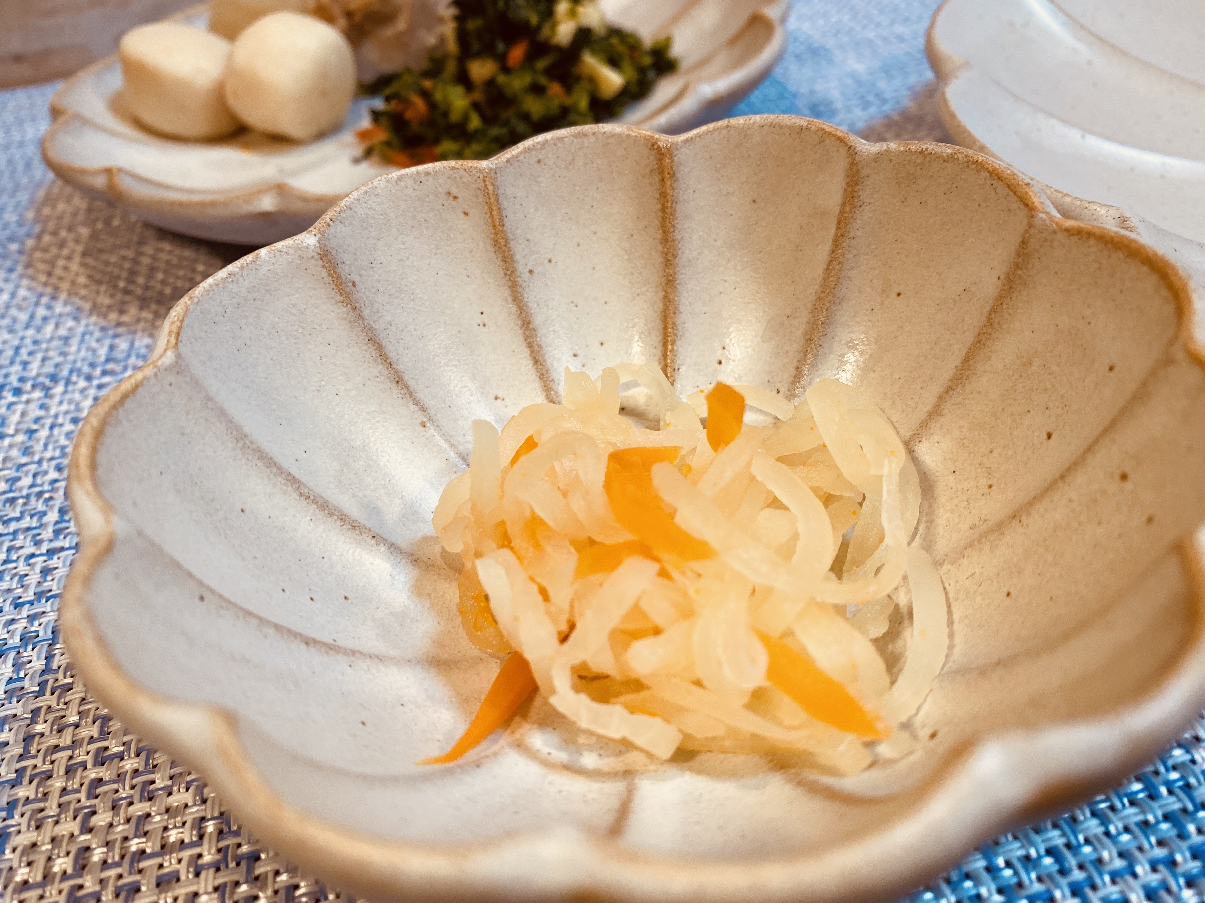 (メニューの一例)麻婆茄子、しゅうまいと海鮮炒め、カボチャの和え物、菜の花とぜんまいのナムル