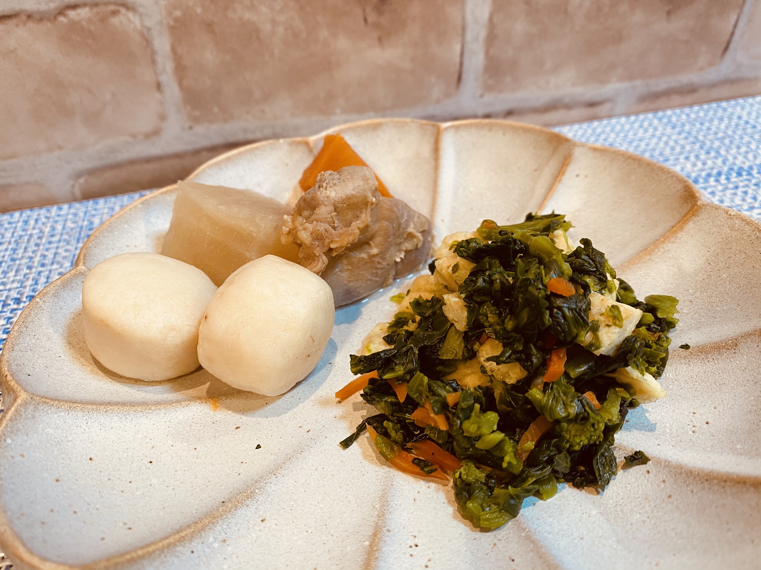 (メニューの一例)鶏肉と里芋の煮物、菜の花と油揚げの和え物