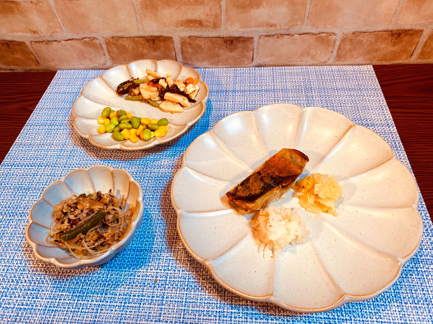(メニューの一例)鰺の辛味噌焼、豚挽肉といんげんの炒め物、蕗とタケノコの和え物、枝豆とコーンの煮物