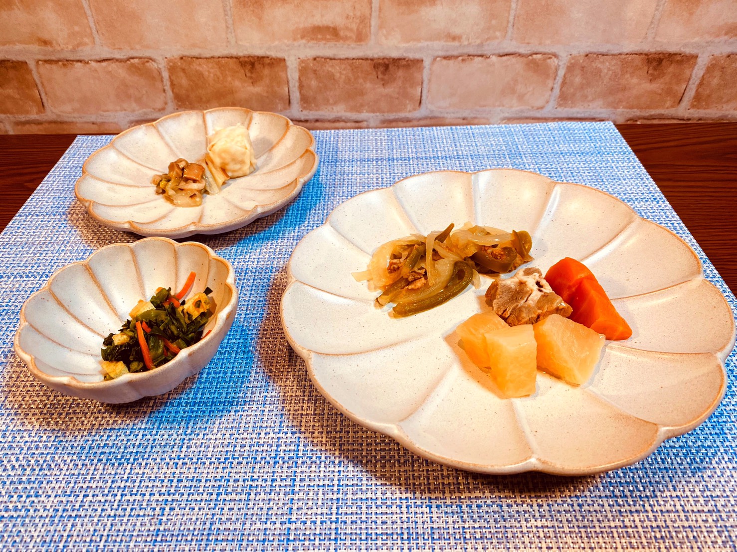 (メニューの一例)豚肉とかぶの味噌煮、牛肉の野菜炒め、コーンしゅうまい、菜の花おひたし