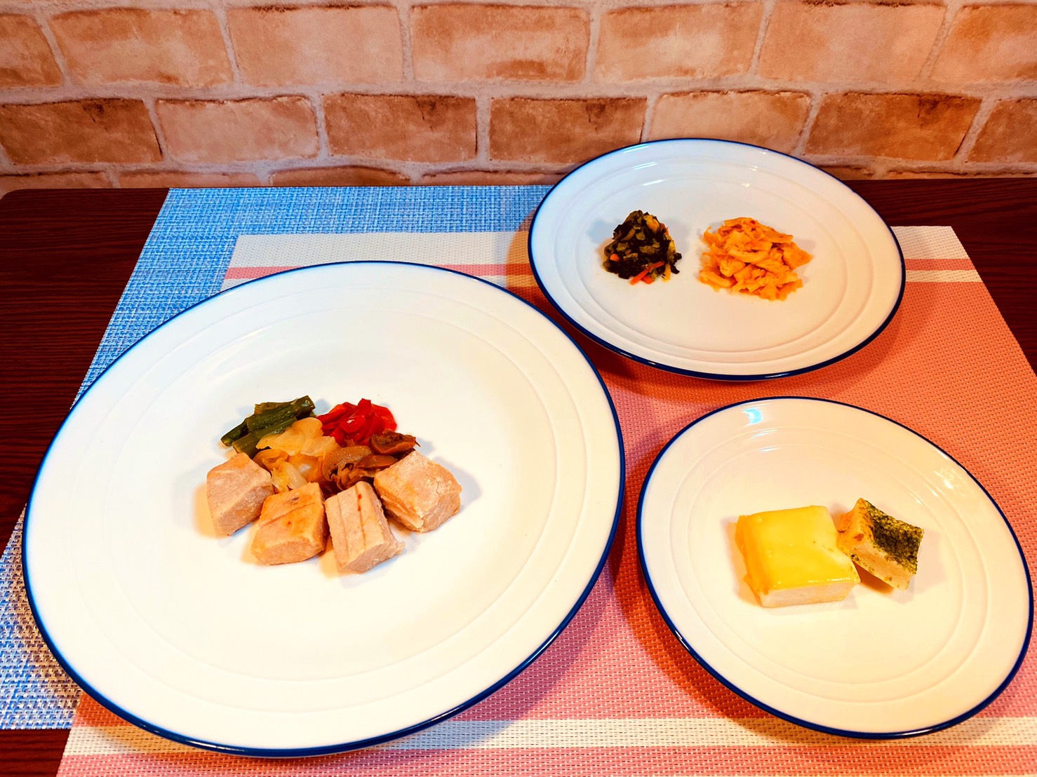 (メニューの一例)かじきの洋風炒め、チーズはんぺん、鶏肉とメンマのごま油炒め、菜の花おひたし