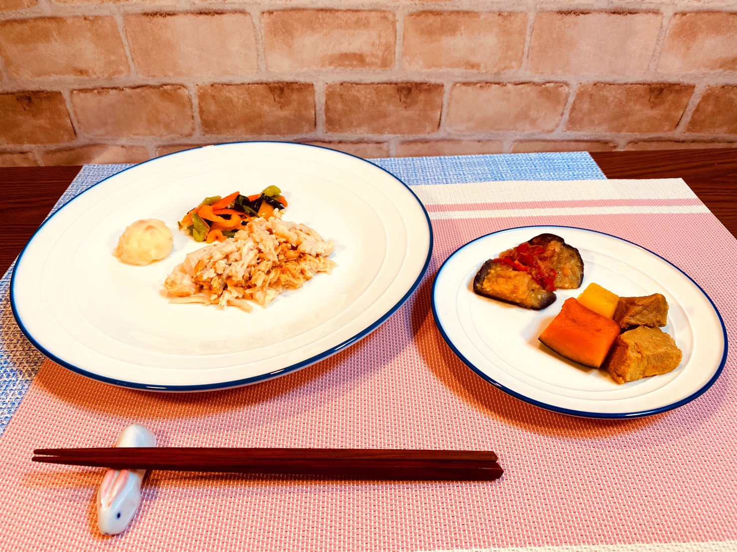 (メニューの一例)バンバンジー、豚肉と野菜の煮物、揚げナスのポン酢おろしかけ、ポテトサラダ